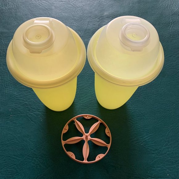 Vintage Tupperware 16oz quick shaker with one wheel disk gravy shakes - Picture 4 of 7